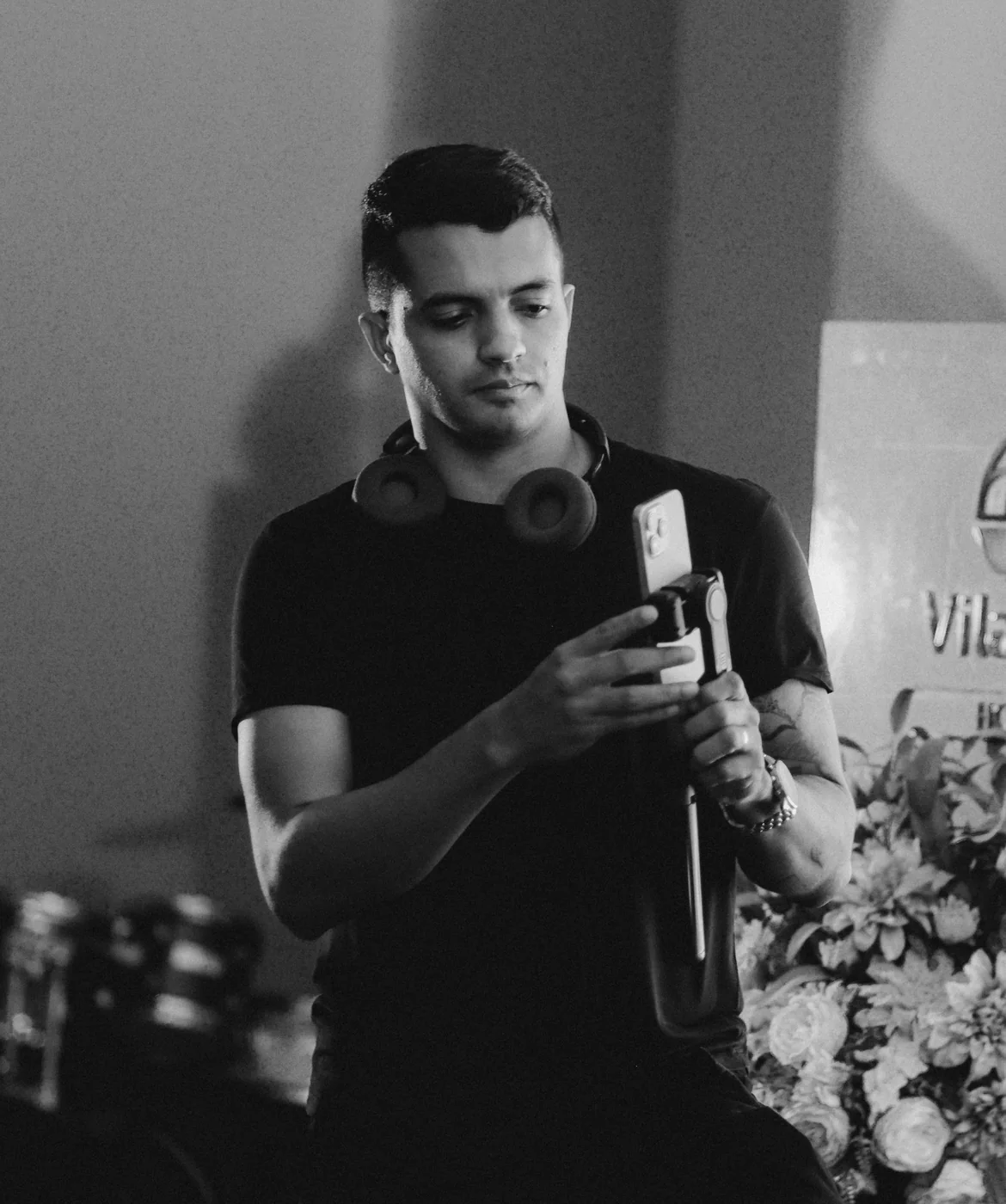 Thyago Pinheiro trabalhando com equipamento de captação