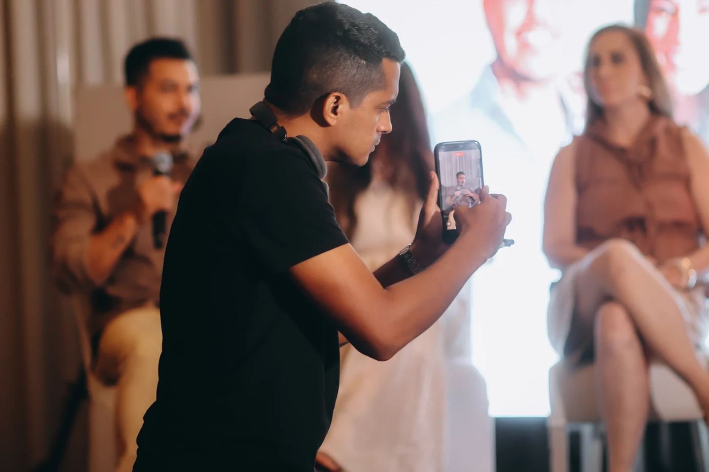 Thyago Pinheiro fazendo captação com smartphone